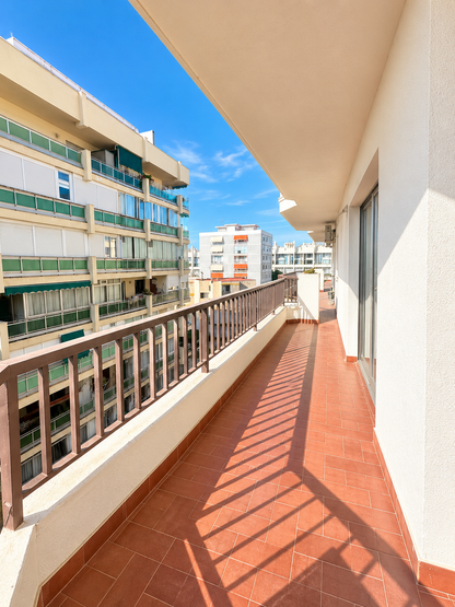 Exclusiva vivienda frontal al mar con espectacular terraza en esquina en pleno centro