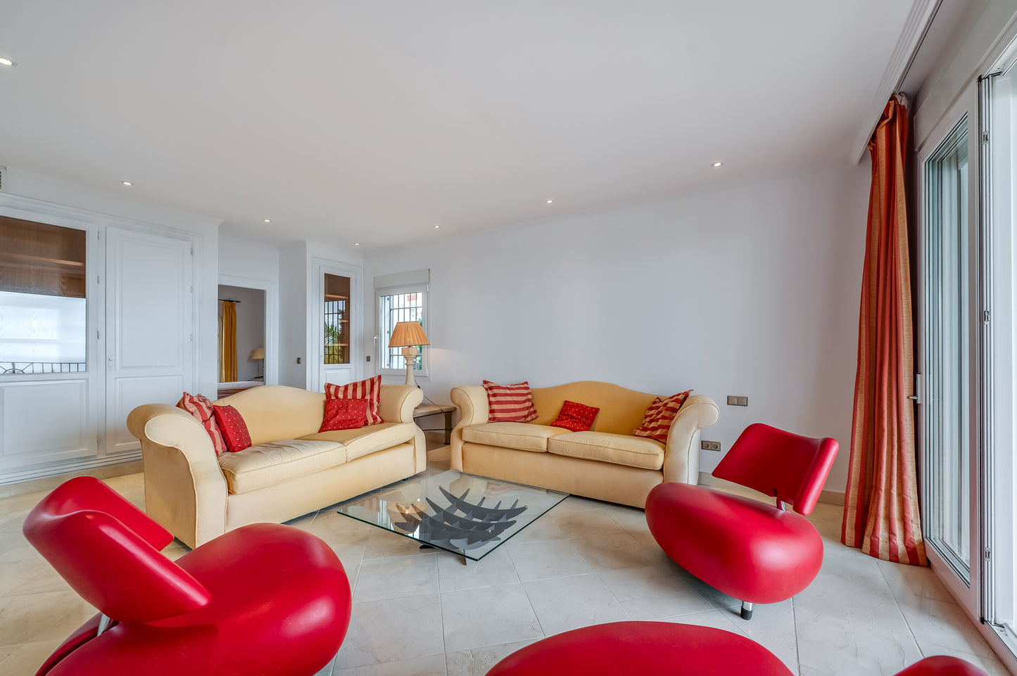 Villa de Lujo con Vistas al Mar en Marbella – Piscina Privada, Jacuzzi y Diseño Moderno