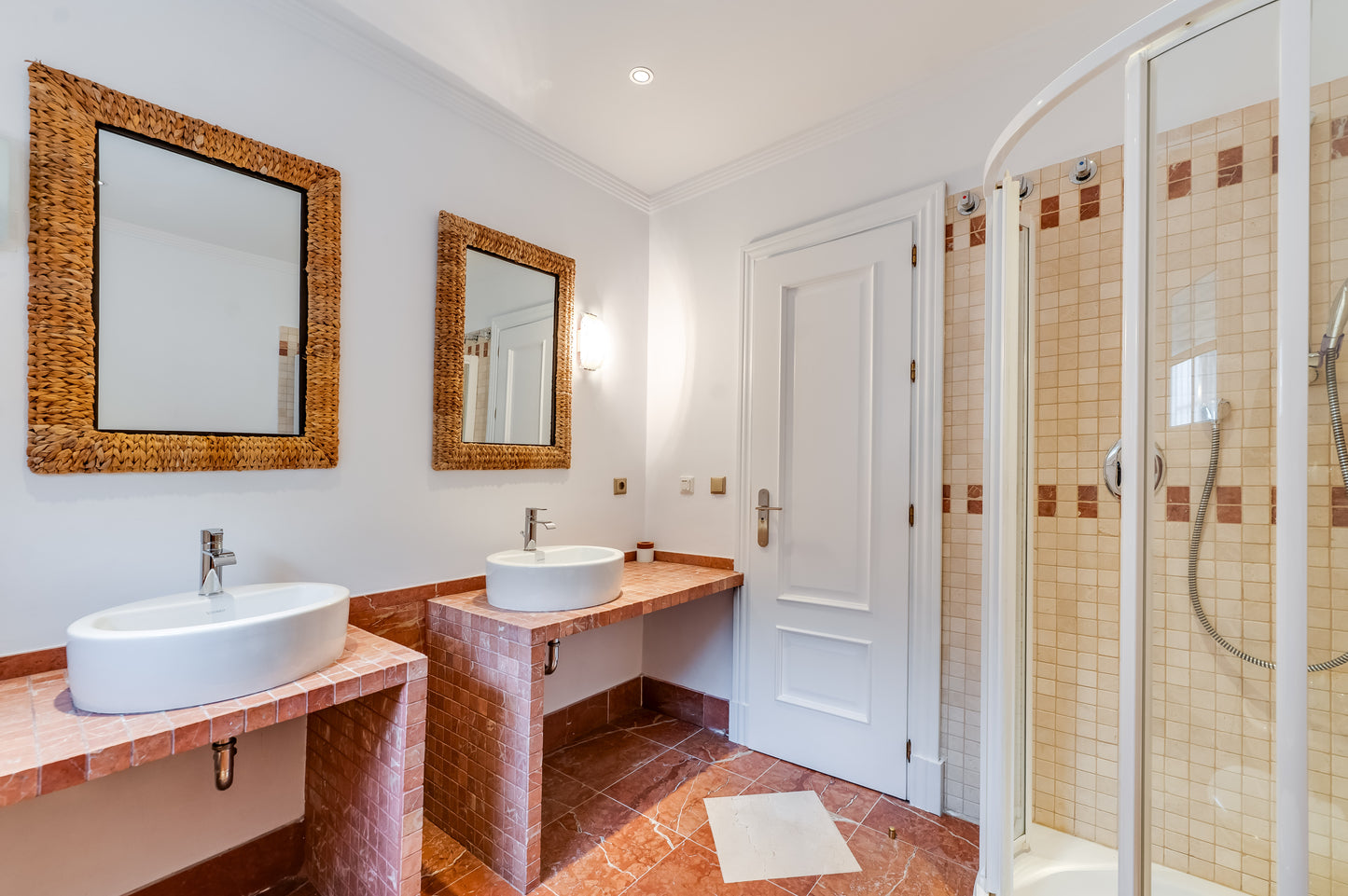 Villa de Lujo con Vistas al Mar en Marbella – Piscina Privada, Jacuzzi y Diseño Moderno