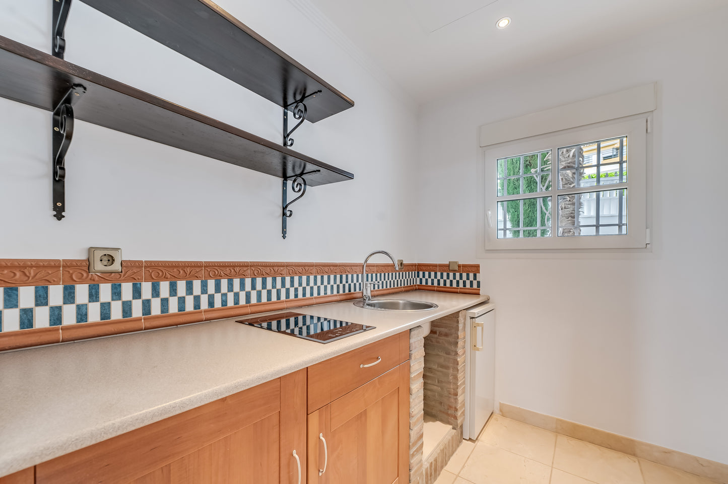 Villa de Lujo con Vistas al Mar en Marbella – Piscina Privada, Jacuzzi y Diseño Moderno