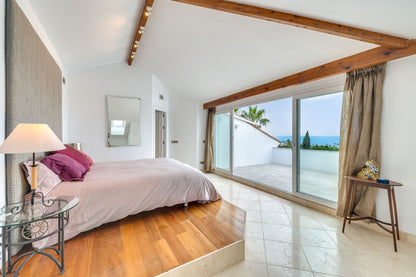 Villa de Lujo con Vistas al Mar en Marbella – Piscina Privada, Jacuzzi y Diseño Moderno