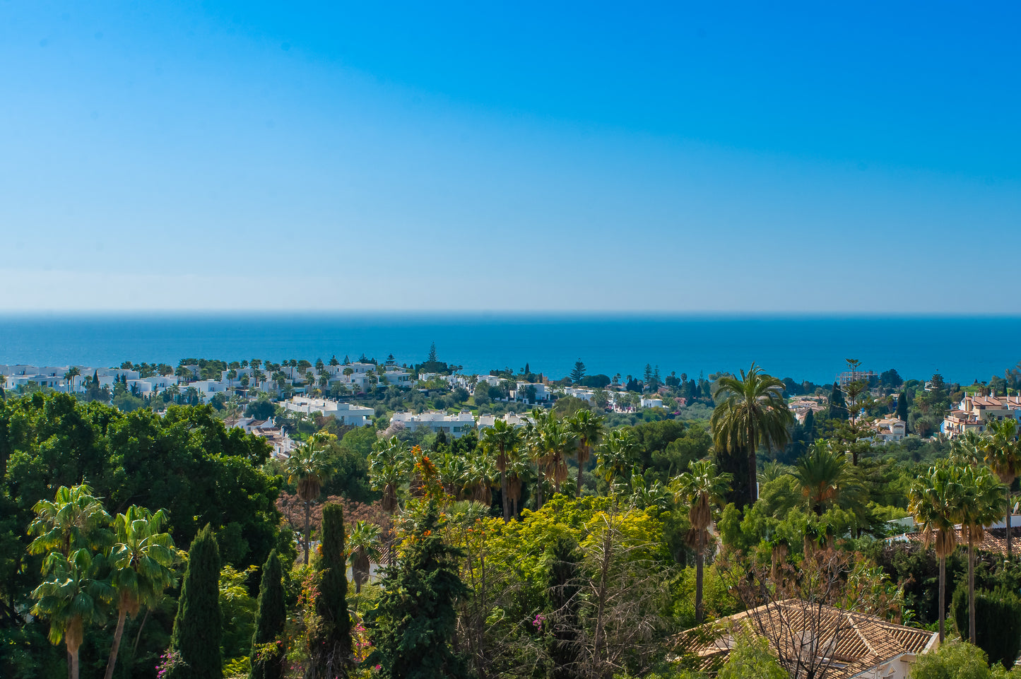 Villa de Lujo con Vistas al Mar en Marbella – Piscina Privada, Jacuzzi y Diseño Moderno