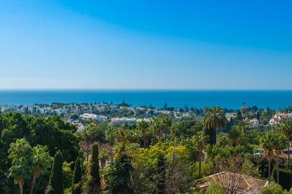 Villa de Lujo con Vistas al Mar en Marbella – Piscina Privada, Jacuzzi y Diseño Moderno