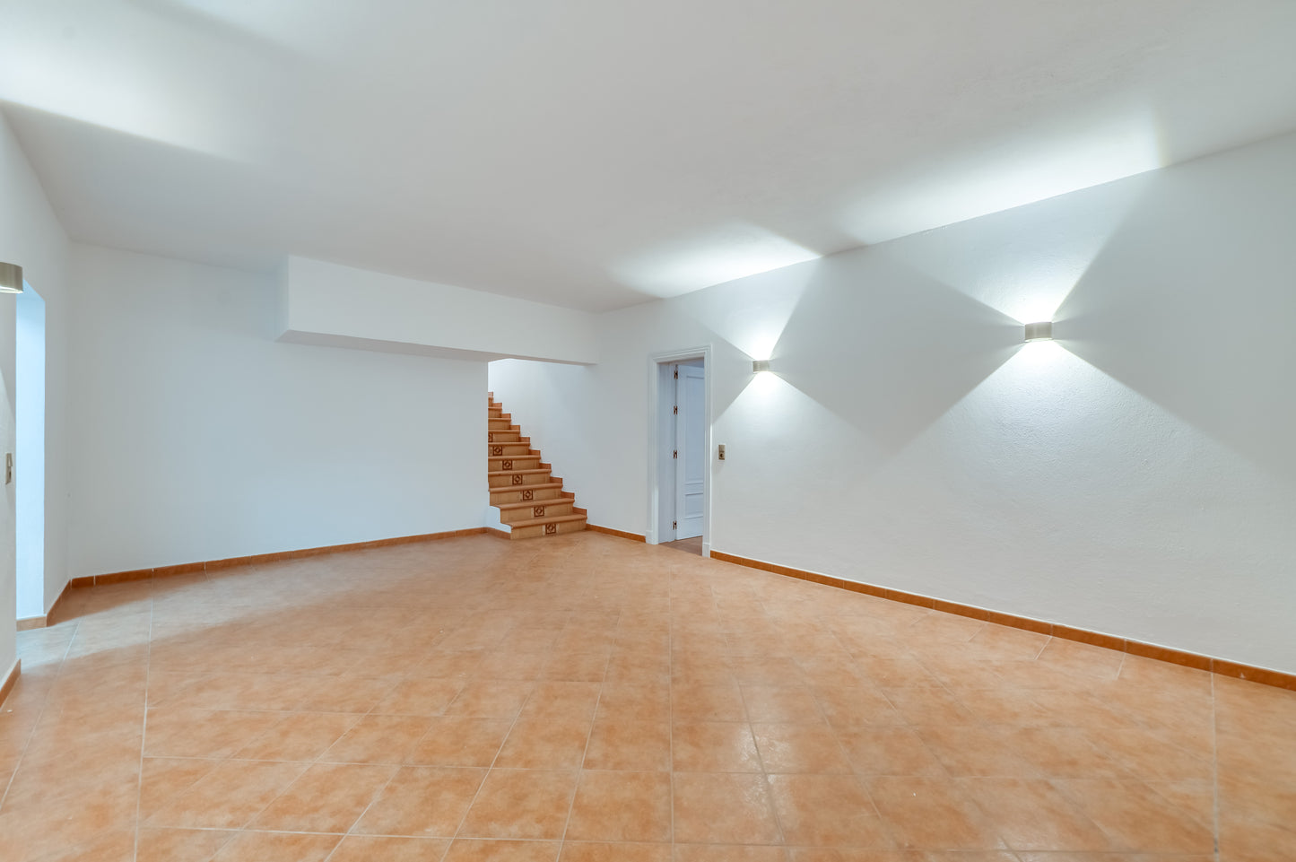 Villa de Lujo con Vistas al Mar en Marbella – Piscina Privada, Jacuzzi y Diseño Moderno