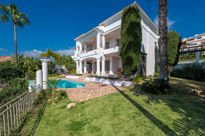 Villa de Lujo con Vistas al Mar en Marbella – Piscina Privada, Jacuzzi y Diseño Moderno