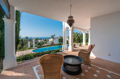 Villa de Lujo con Vistas al Mar en Marbella – Piscina Privada, Jacuzzi y Diseño Moderno