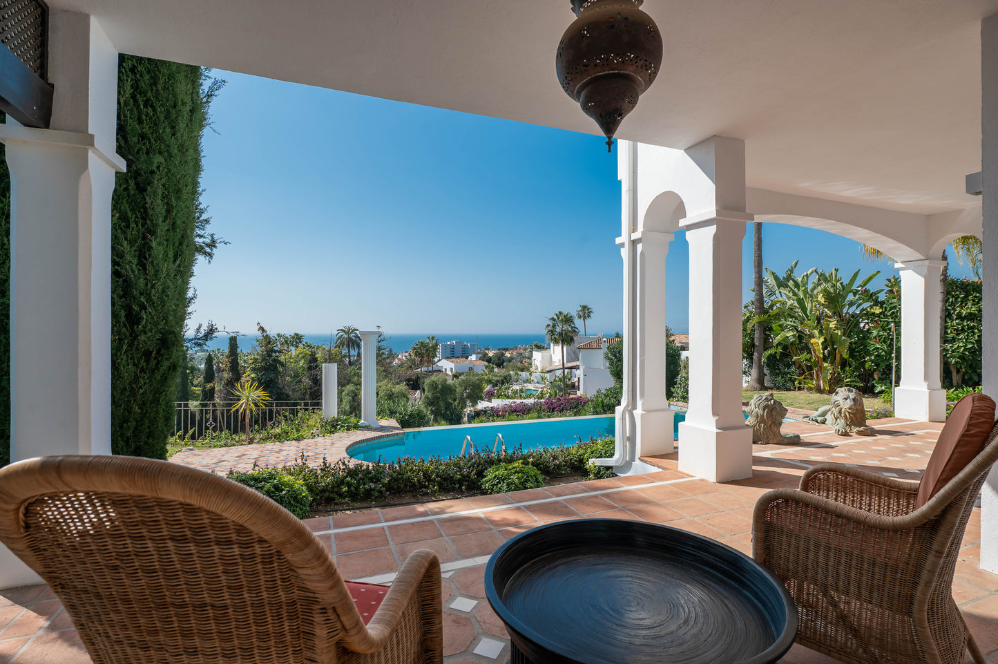 Villa de Lujo con Vistas al Mar en Marbella – Piscina Privada, Jacuzzi y Diseño Moderno