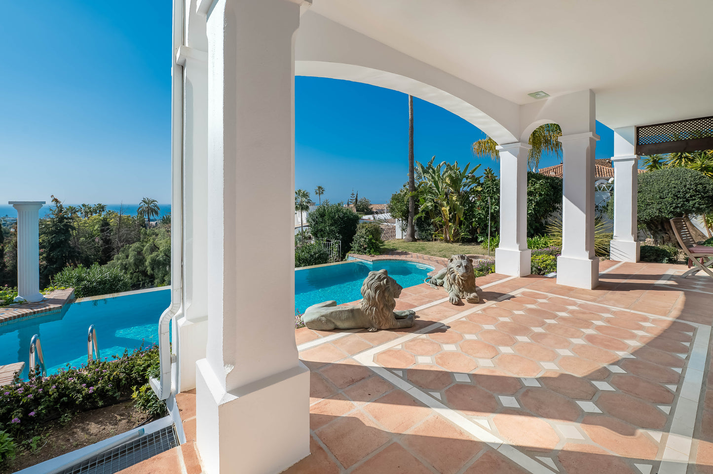 Villa de Lujo con Vistas al Mar en Marbella – Piscina Privada, Jacuzzi y Diseño Moderno