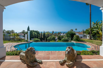 Villa de Lujo con Vistas al Mar en Marbella – Piscina Privada, Jacuzzi y Diseño Moderno