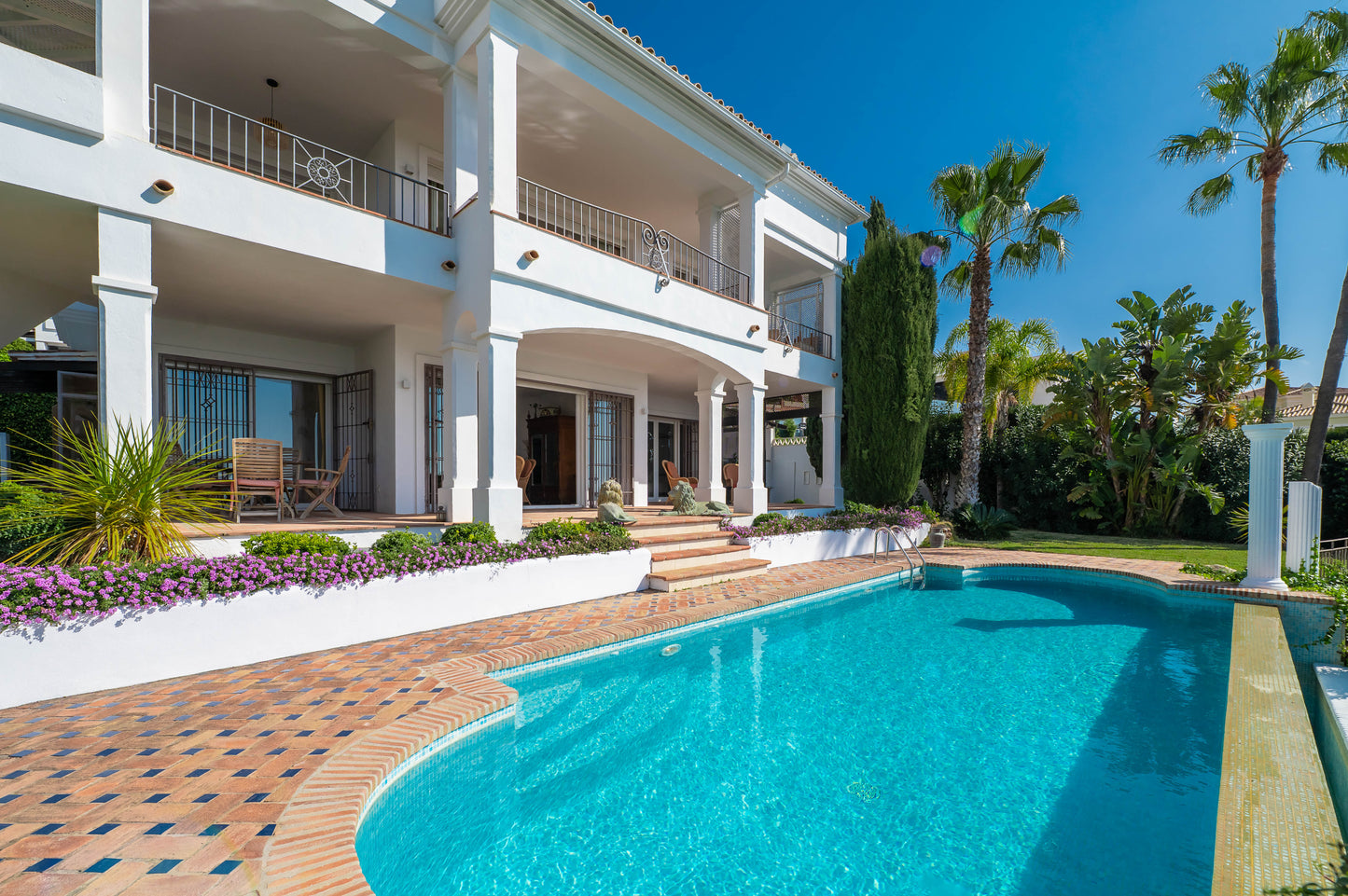 Villa de Lujo con Vistas al Mar en Marbella – Piscina Privada, Jacuzzi y Diseño Moderno