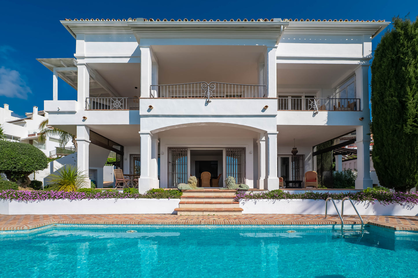 Villa de Lujo con Vistas al Mar en Marbella – Piscina Privada, Jacuzzi y Diseño Moderno