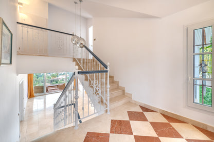 Villa de Lujo con Vistas al Mar en Marbella – Piscina Privada, Jacuzzi y Diseño Moderno