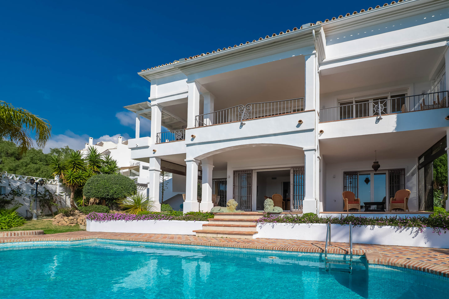 Villa de Lujo con Vistas al Mar en Marbella – Piscina Privada, Jacuzzi y Diseño Moderno