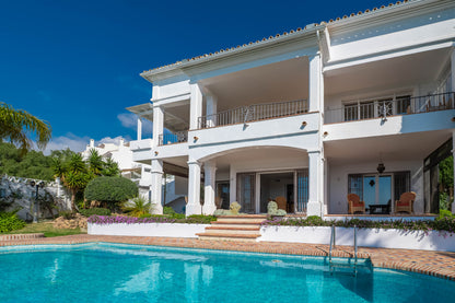 Villa de Lujo con Vistas al Mar en Marbella – Piscina Privada, Jacuzzi y Diseño Moderno