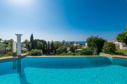 Villa de Lujo con Vistas al Mar en Marbella – Piscina Privada, Jacuzzi y Diseño Moderno