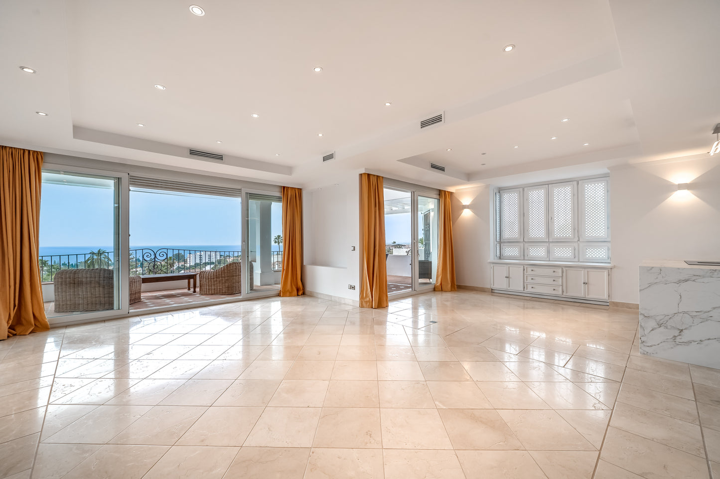 Villa de Lujo con Vistas al Mar en Marbella – Piscina Privada, Jacuzzi y Diseño Moderno