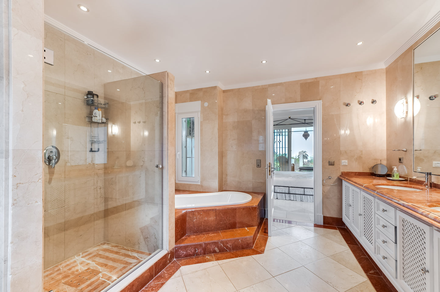 Villa de Lujo con Vistas al Mar en Marbella – Piscina Privada, Jacuzzi y Diseño Moderno