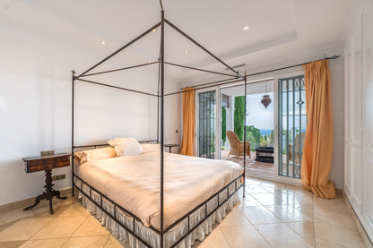 Villa de Lujo con Vistas al Mar en Marbella – Piscina Privada, Jacuzzi y Diseño Moderno