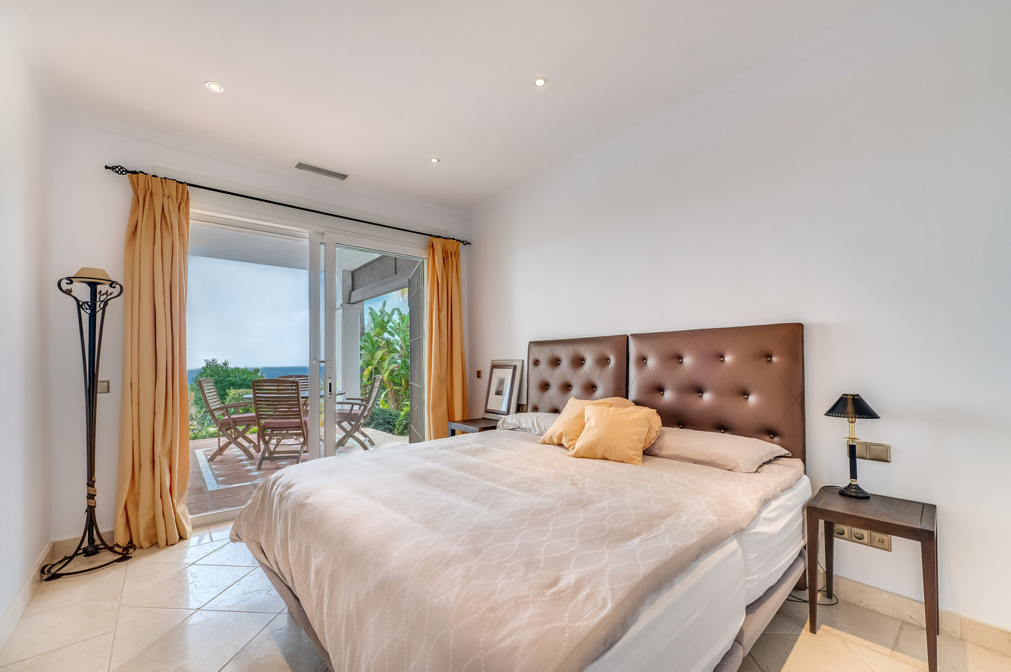Villa de Lujo con Vistas al Mar en Marbella – Piscina Privada, Jacuzzi y Diseño Moderno