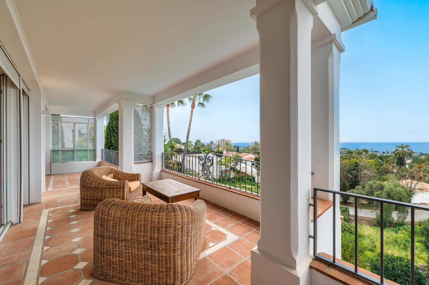 Villa de Lujo con Vistas al Mar en Marbella – Piscina Privada, Jacuzzi y Diseño Moderno