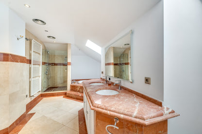 Villa de Lujo con Vistas al Mar en Marbella – Piscina Privada, Jacuzzi y Diseño Moderno