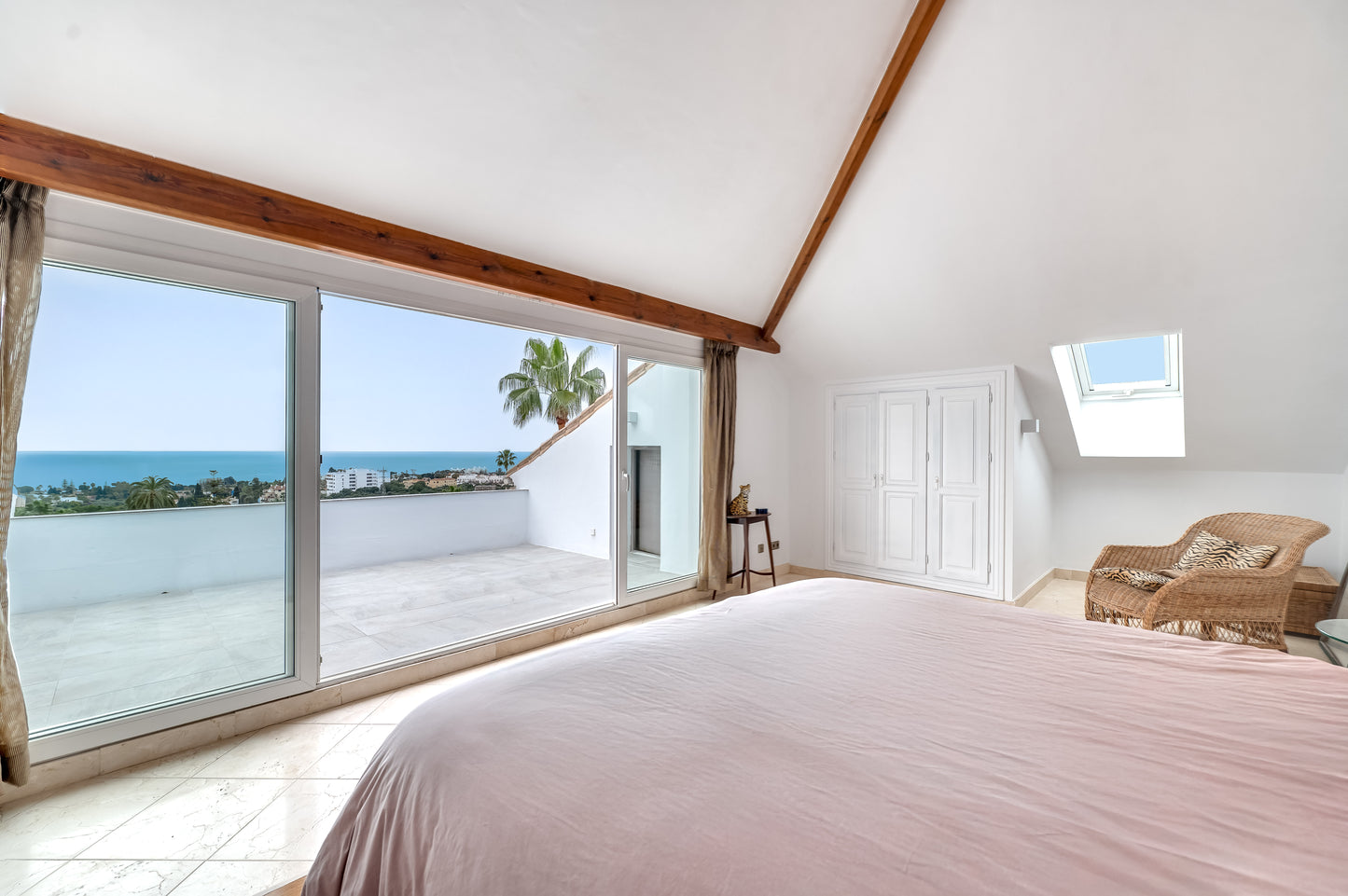 Villa de Lujo con Vistas al Mar en Marbella – Piscina Privada, Jacuzzi y Diseño Moderno