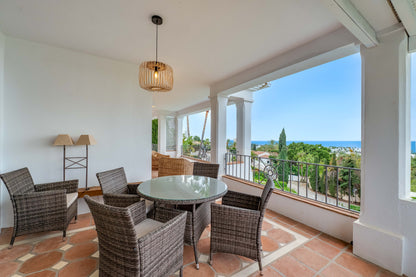 Villa de Lujo con Vistas al Mar en Marbella – Piscina Privada, Jacuzzi y Diseño Moderno