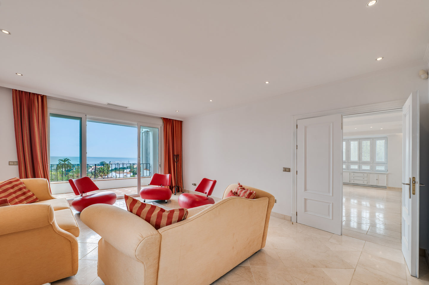 Villa de Lujo con Vistas al Mar en Marbella – Piscina Privada, Jacuzzi y Diseño Moderno