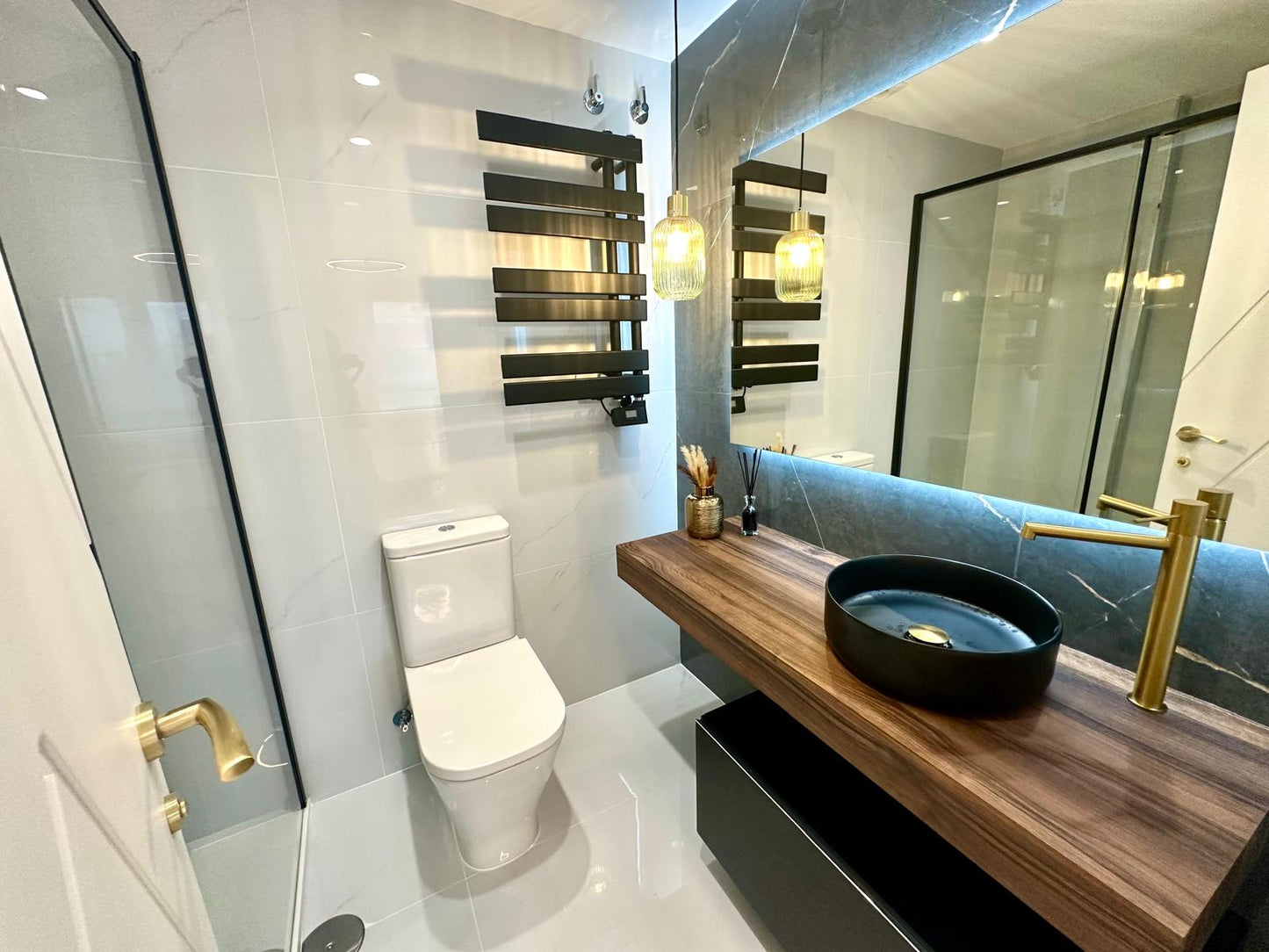 Ático Reformado de 2 Dormitorios con Vistas al Mar en Tercera Línea de Playa – Listo para Entrar a Vivir