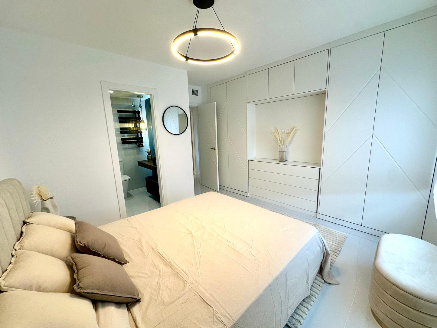 Ático Reformado de 2 Dormitorios con Vistas al Mar en Tercera Línea de Playa – Listo para Entrar a Vivir