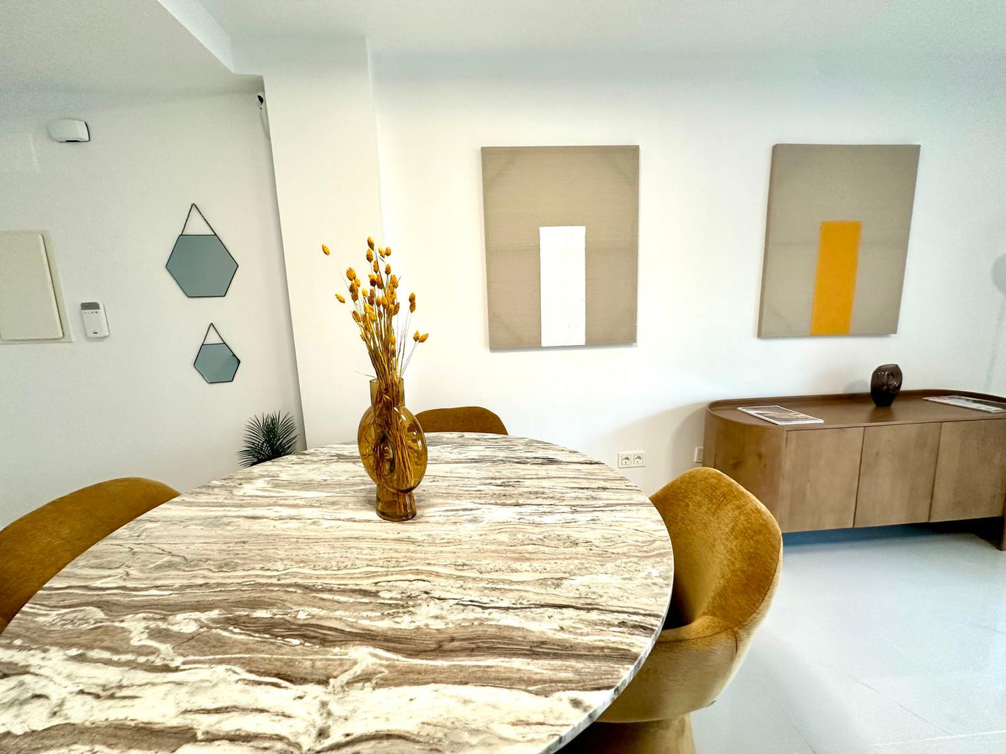 Ático Reformado de 2 Dormitorios con Vistas al Mar en Tercera Línea de Playa – Listo para Entrar a Vivir