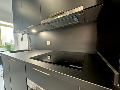 Ático Reformado de 2 Dormitorios con Vistas al Mar en Tercera Línea de Playa – Listo para Entrar a Vivir