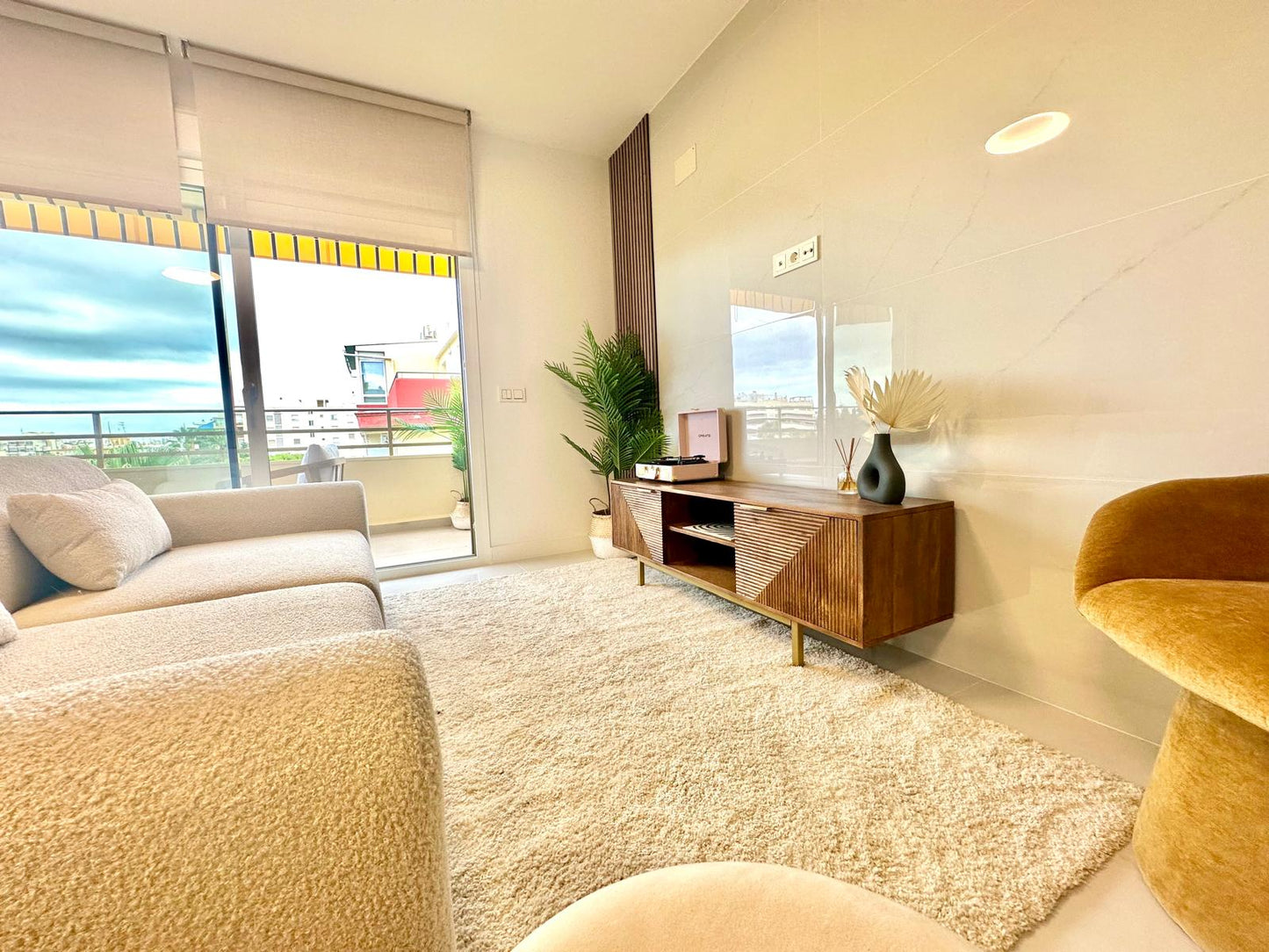 Ático Reformado de 2 Dormitorios con Vistas al Mar en Tercera Línea de Playa – Listo para Entrar a Vivir