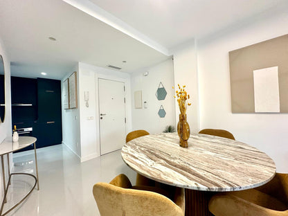 Ático Reformado de 2 Dormitorios con Vistas al Mar en Tercera Línea de Playa – Listo para Entrar a Vivir