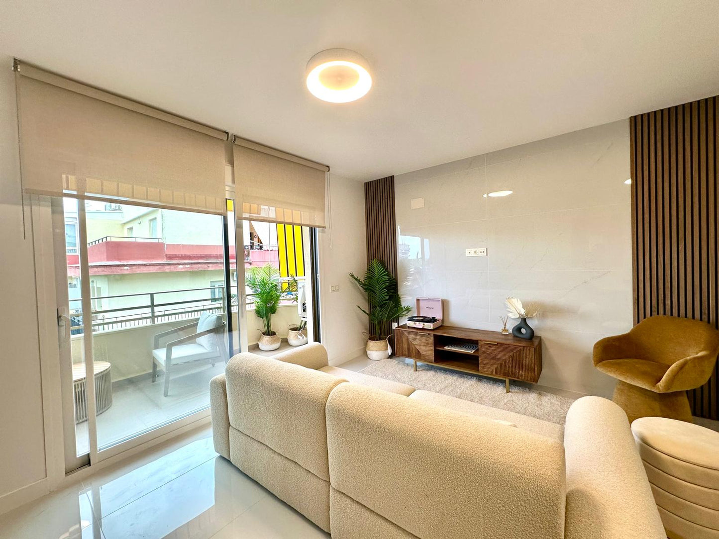 Ático Reformado de 2 Dormitorios con Vistas al Mar en Tercera Línea de Playa – Listo para Entrar a Vivir