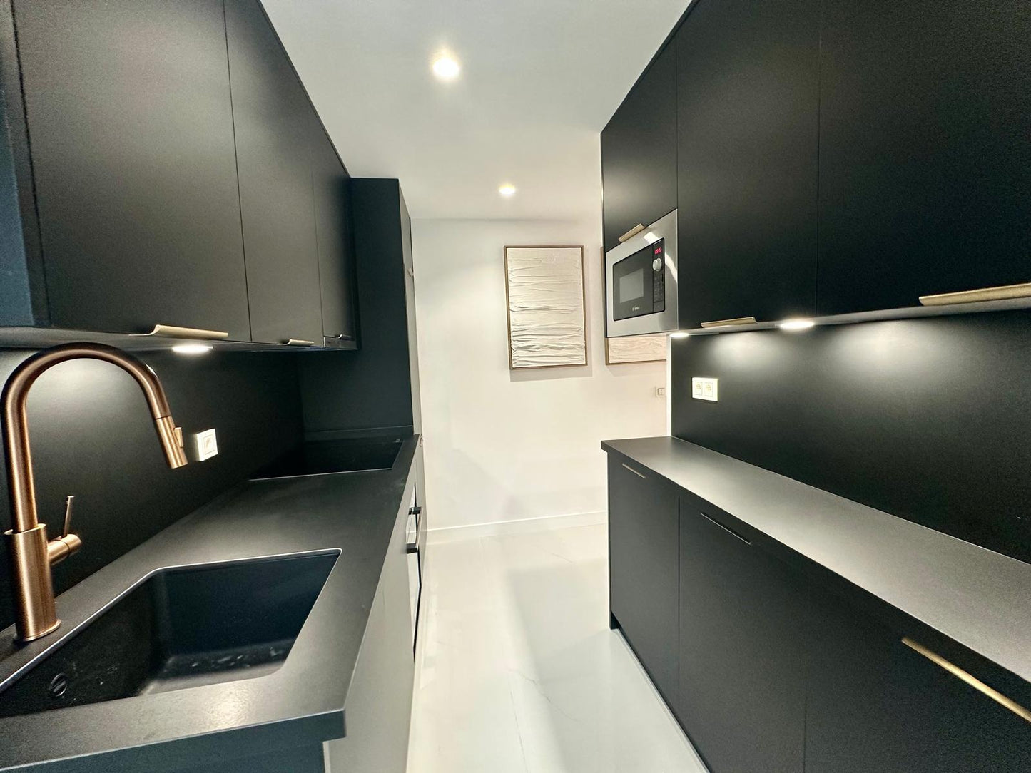 Ático Reformado de 2 Dormitorios con Vistas al Mar en Tercera Línea de Playa – Listo para Entrar a Vivir