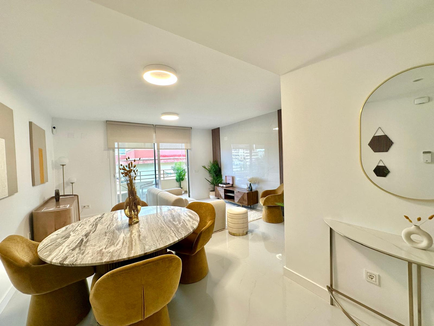 Ático Reformado de 2 Dormitorios con Vistas al Mar en Tercera Línea de Playa – Listo para Entrar a Vivir