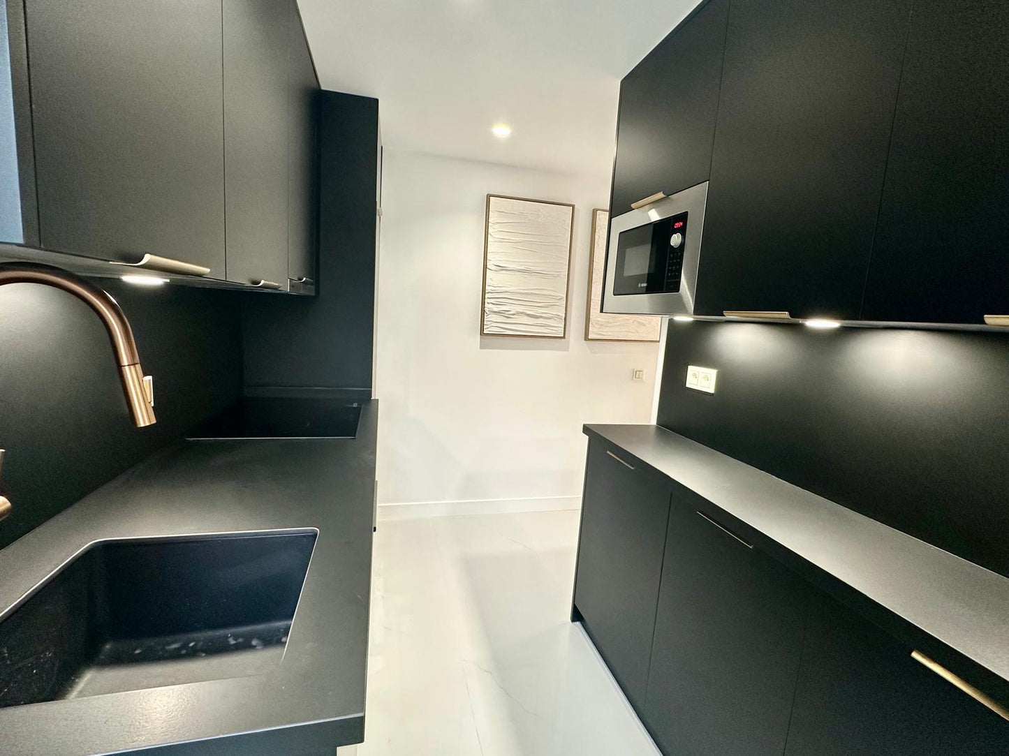 Ático Reformado de 2 Dormitorios con Vistas al Mar en Tercera Línea de Playa – Listo para Entrar a Vivir