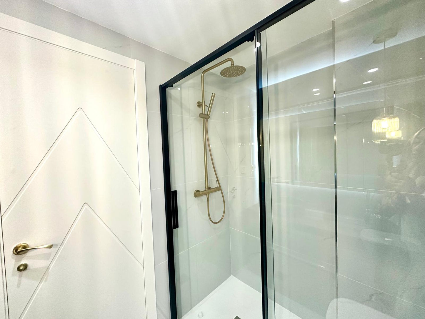 Ático Reformado de 2 Dormitorios con Vistas al Mar en Tercera Línea de Playa – Listo para Entrar a Vivir