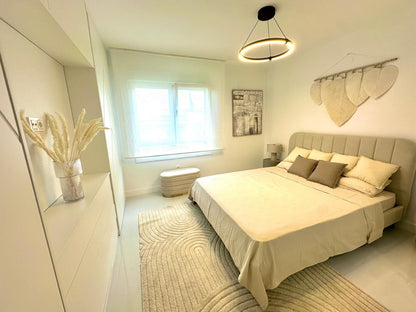 Ático Reformado de 2 Dormitorios con Vistas al Mar en Tercera Línea de Playa – Listo para Entrar a Vivir