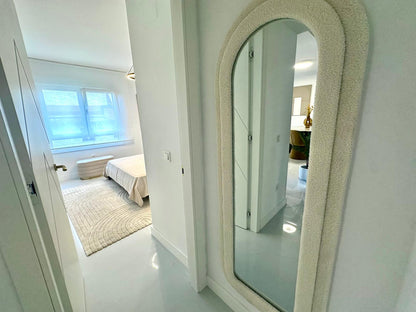 Ático Reformado de 2 Dormitorios con Vistas al Mar en Tercera Línea de Playa – Listo para Entrar a Vivir