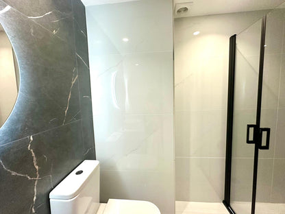 Ático Reformado de 2 Dormitorios con Vistas al Mar en Tercera Línea de Playa – Listo para Entrar a Vivir