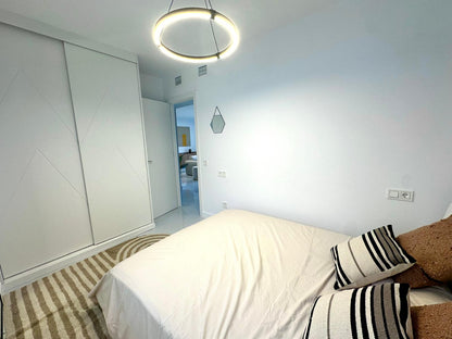 Ático Reformado de 2 Dormitorios con Vistas al Mar en Tercera Línea de Playa – Listo para Entrar a Vivir