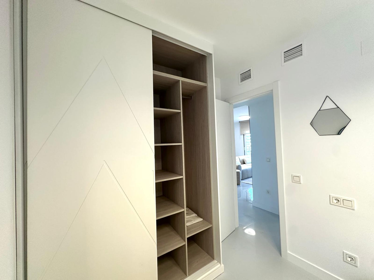 Ático Reformado de 2 Dormitorios con Vistas al Mar en Tercera Línea de Playa – Listo para Entrar a Vivir