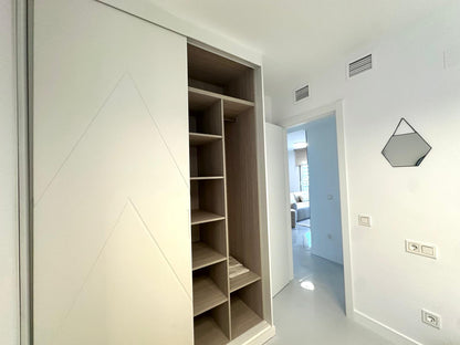 Ático Reformado de 2 Dormitorios con Vistas al Mar en Tercera Línea de Playa – Listo para Entrar a Vivir