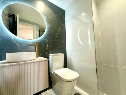 Ático Reformado de 2 Dormitorios con Vistas al Mar en Tercera Línea de Playa – Listo para Entrar a Vivir