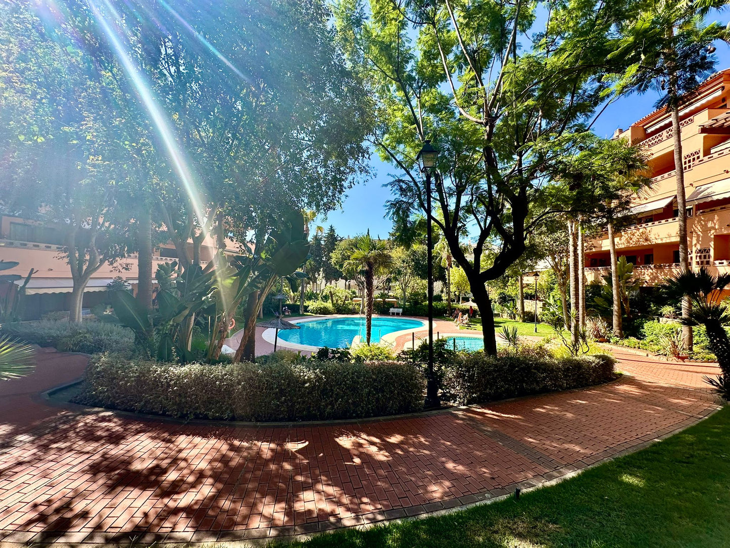 Piso en venta en Marbella, urbanización exclusiva cerca del centro