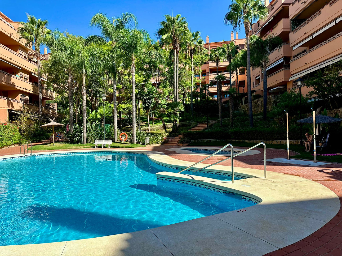 Piso en venta en Marbella, urbanización exclusiva cerca del centro