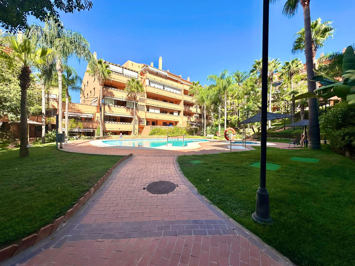 Piso en venta en Marbella, urbanización exclusiva cerca del centro
