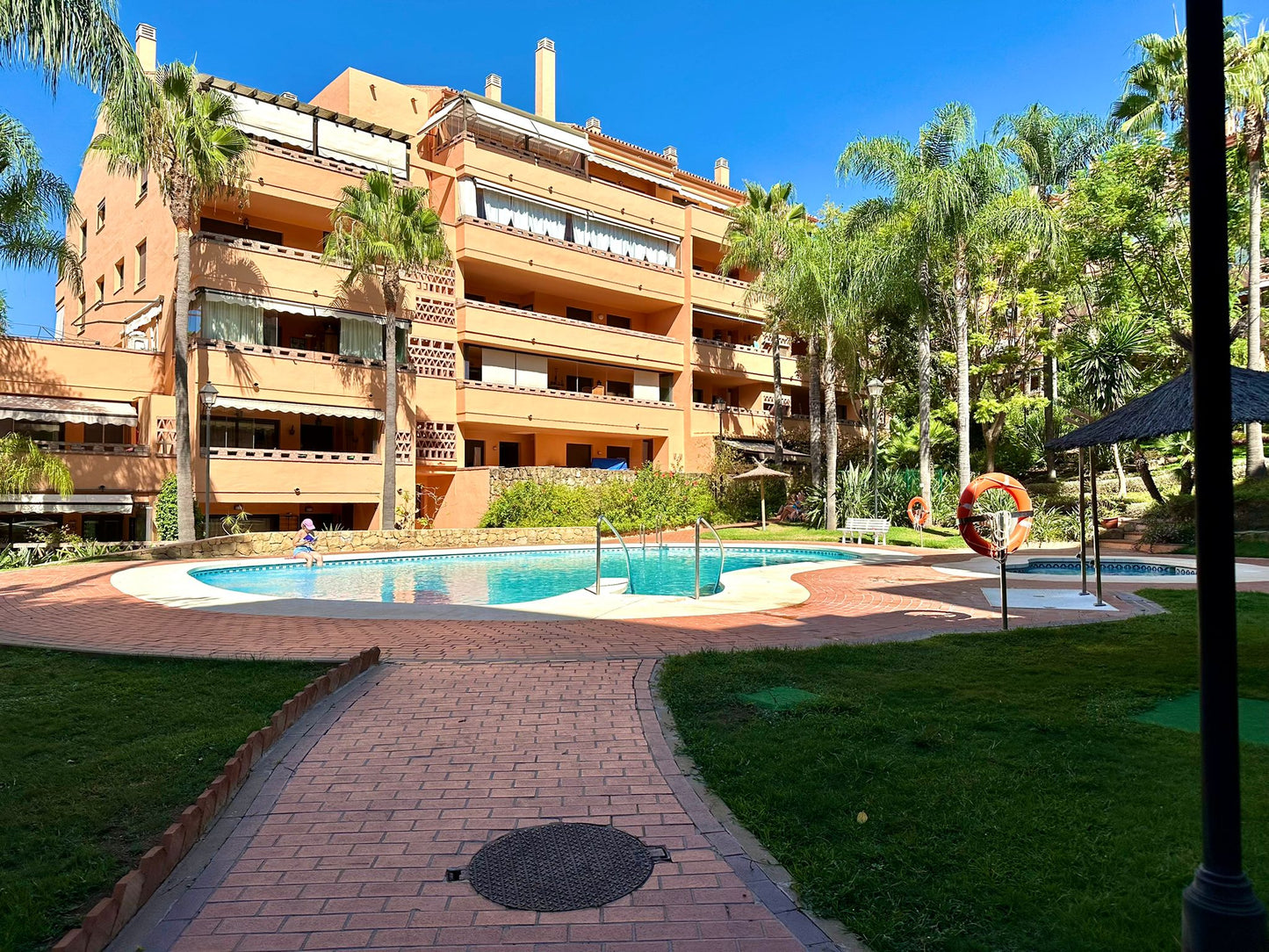 Piso en venta en Marbella, urbanización exclusiva cerca del centro